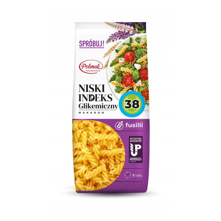 Opakowanie makaronu fusilli z niskim indeksem glikemicznym Polmak, zaprezentowane wraz z sałatką na opakowaniu.