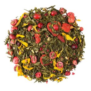 Mieszanka herbaty zielonej z suszonymi owocami i kwiatami, kolorowa mieszanka na białym tle.