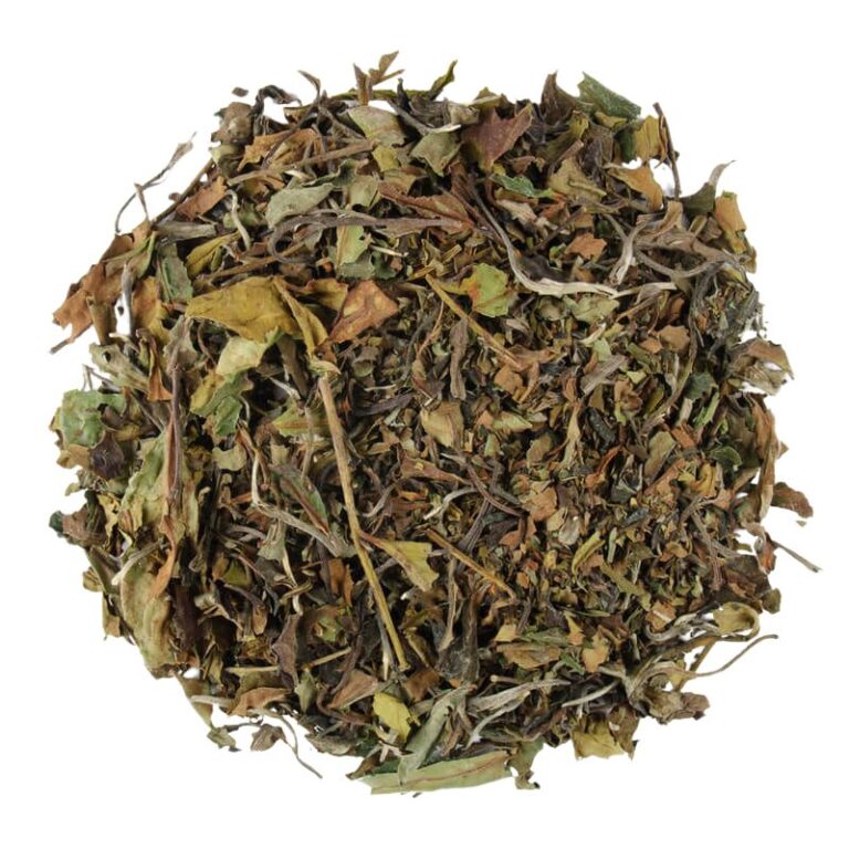 Sucha herbata biała w liściach na białym tle. Zbliżenie na mieszankę kolorowych liści herbacianych.