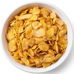 Miska z płatkami kukurydzianymi na białym tle, idealna na szybkie śniadanie.