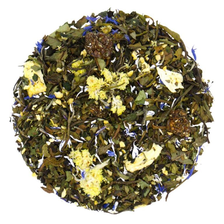 Mieszanka herbaty z suszonymi owocami, płatkami kwiatów i liśćmi na białym tle.