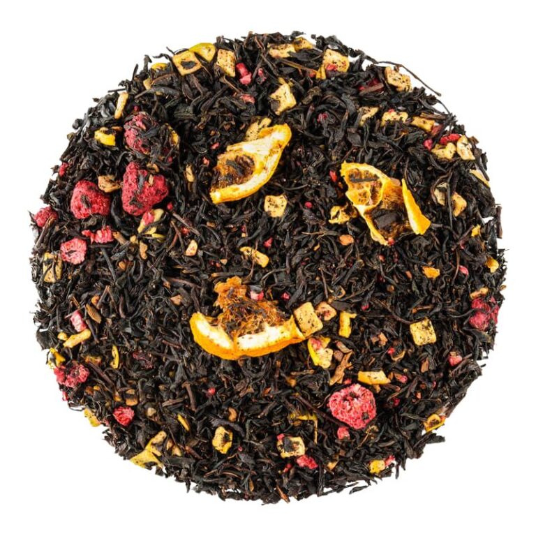 Mieszanka czarnej herbaty z owocami cytrusowymi i jagodami na białym tle.