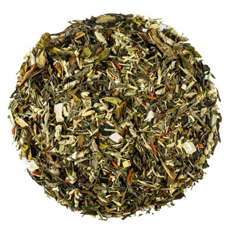 Mieszanka zielonej herbaty z suszonymi ziołami, kwiatami i liśćmi ułożona w okrąg.