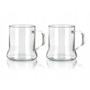 Dwie szklane filiżanki z uszkiem na białym tle, minimalistyczny design.