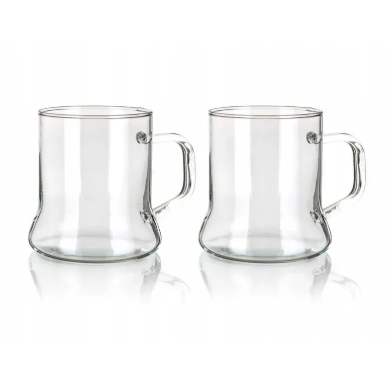 Dwie szklane filiżanki z uszkiem na białym tle, minimalistyczny design.
