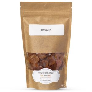Pakowany suszony morela w brązowej torbie z etykietą i nazwą Prawdziwa Mąka.
