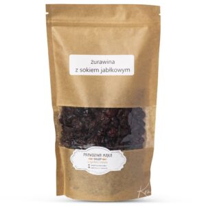Brązowy papierowy worek z suszoną żurawiną z sokiem jabłkowym z etykietą lokalnego sklepu.