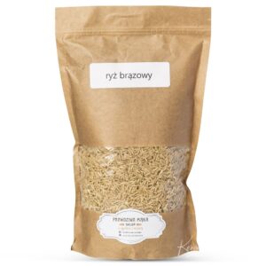 Opakowanie brązowego ryżu w brązowej papierowej torebce, etykieta z napisem ryż brązowy.