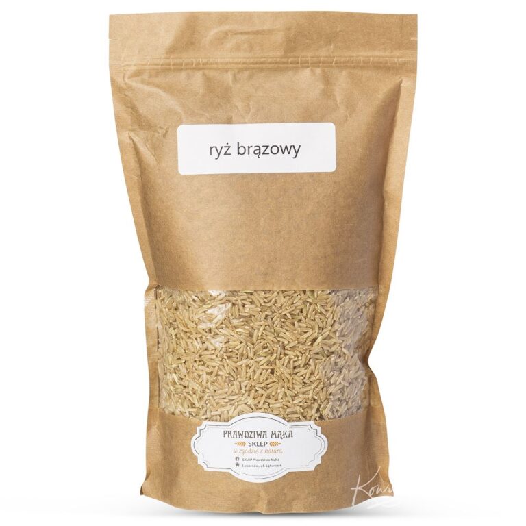 Opakowanie brązowego ryżu w brązowej papierowej torebce, etykieta z napisem ryż brązowy.