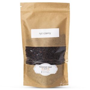 Opakowanie brązowego ryżu czarnego w przezroczystej torbie z etykietą sklepu Prawdziwa Mąka.
