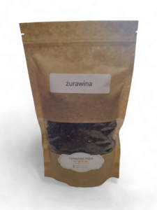 Opakowanie suszonej żurawiny w brązowej torebce z przezroczystym okienkiem i białą etykietą.