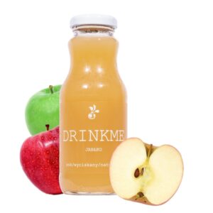 Butelka naturalnego soku jabłkowego obok czerwonego i zielonego jabłka oraz połówki jabłka.