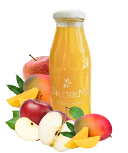 Butelka soku jabłko-mango z kawałkami jabłek i mango w tle. Napój owocowy DrinkMe.