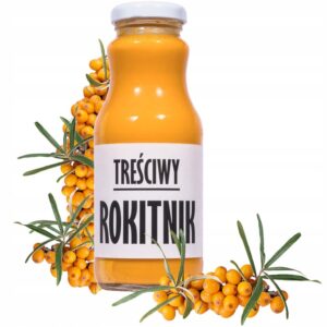 Butelka soku z rokitnika z napisem Treściwy Rokitnik, otoczona gałązkami z owocami rokitnika.