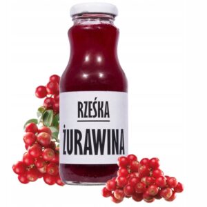 Butelka soku z żurawiny otoczona świeżymi żurawinami na białym tle.