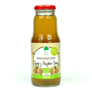 Ekologiczny syrop z pączków sosny w szklanej butelce, z czerwoną zakrętką, etykieta z motywem lasu, pojemność 270 ml.