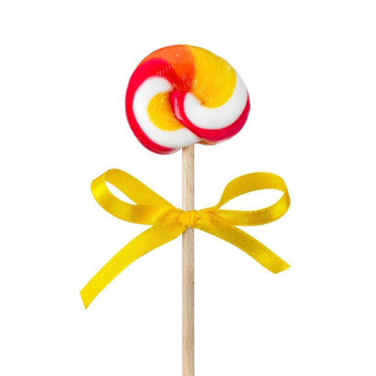 Kolorowy lizak spirala na patyczku z żółtą kokardką, czerwono-żółto-biały wzór, na białym tle.