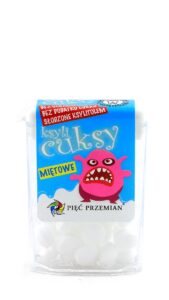 Opakowanie miętowych cukierków marki Pięć Przemian słodzonych ksylitolem, z różowym stworkiem na etykiecie.