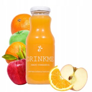 Butelka soku jabłkowo-pomarańczowego DrinkMe z owocami jabłka i pomarańczy obok.