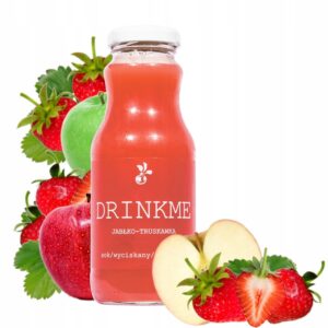 Sok jabłkowo-truskawkowy w butelce, otoczony świeżymi jabłkami i truskawkami.