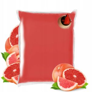 Torba z sokiem grejpfrutowym, otoczona świeżymi owocami grejpfruta i liśćmi.