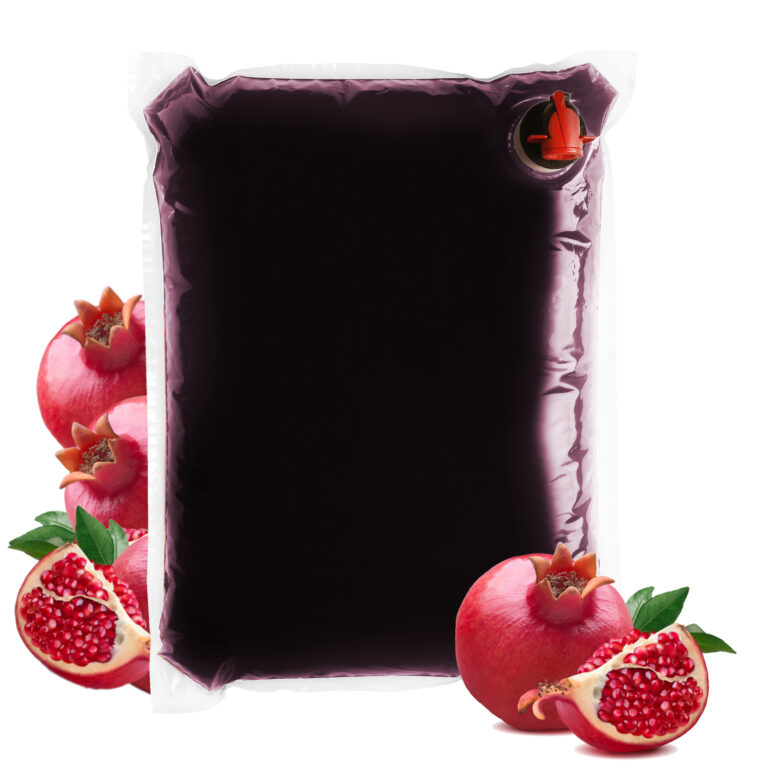 Sok z granatów w plastikowym worku z kranem, otoczony świeżymi owocami granatu.