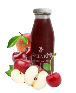 Butelka soku jabłkowo-wiśniowego DrinkMe otoczona jabłkami i wiśniami na białym tle.