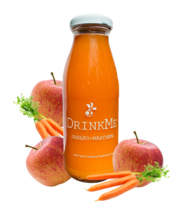 Butelka soku jabłkowo-marchewkowego DrinkMe z jabłkami i marchewkami na białym tle.