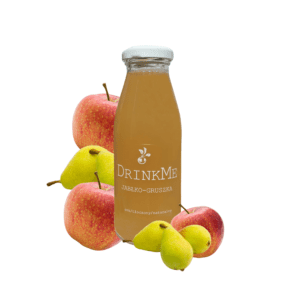 Butelka naturalnego soku DrinkMe jabłkowo-gruszkowego otoczona jabłkami i gruszkami.