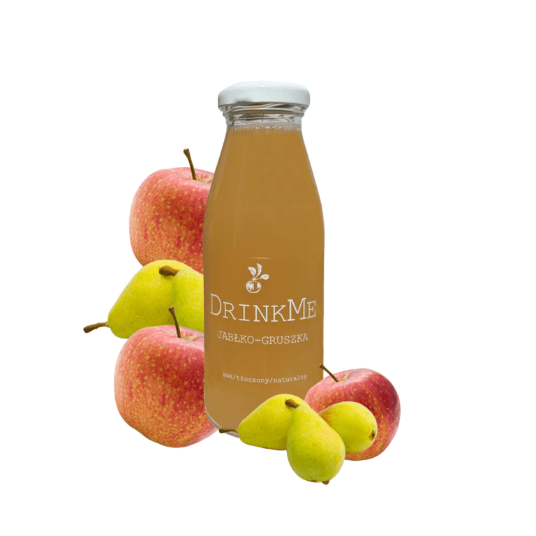 Butelka naturalnego soku DrinkMe jabłkowo-gruszkowego otoczona jabłkami i gruszkami.