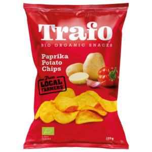 Czerwona paczka ekologicznych chipsów ziemniaczanych o smaku papryki Trafo, 125g, od lokalnych rolników.