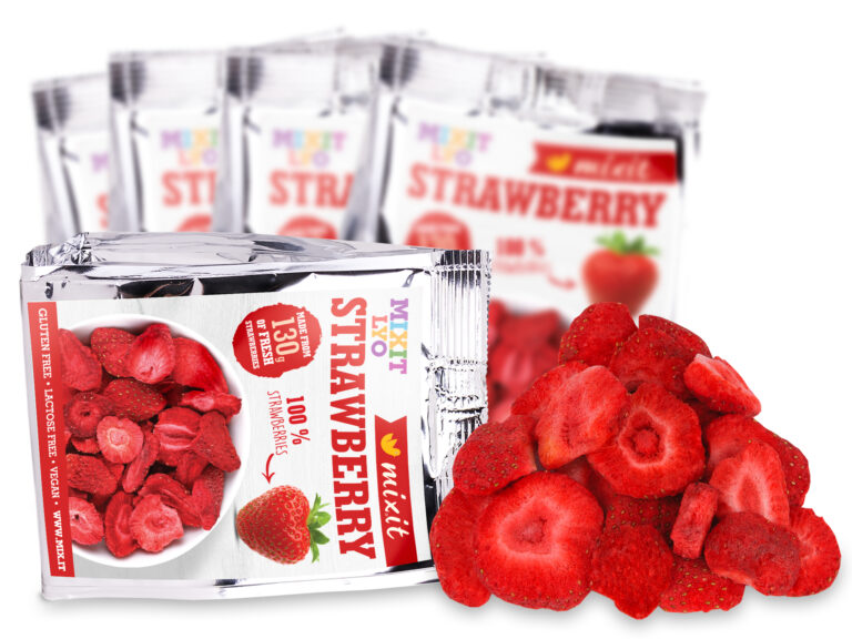 Opakowanie suszonych truskawek Mixit, bezglutenowe i wegańskie, przed kilkoma paczkami w tle.