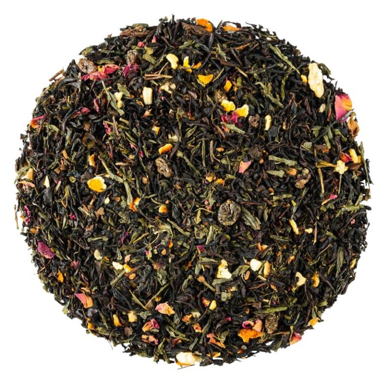 Liść herbaty czarnej z suszonymi owocami i płatkami kwiatów, widok z góry, kolorowa mieszanka herbaciana.