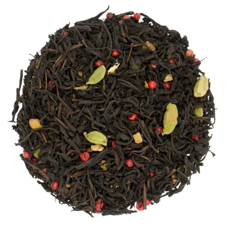 Czarna herbata z przyprawami: kardamon, czerwony pieprz i goździki, na białym tle. Aromatyczna mieszanka herbaty chai.