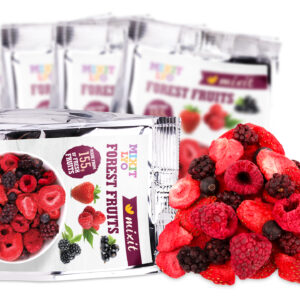 Opakowania liofilizowanych owoców leśnych Mixit z soczystymi truskawkami, malinami i jeżynami na białym tle.