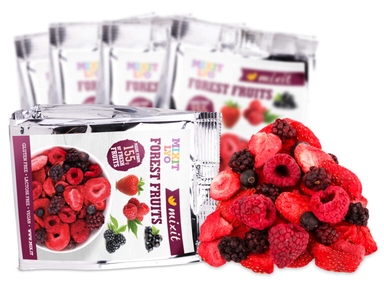 Opakowania liofilizowanych owoców leśnych Mixit z soczystymi truskawkami, malinami i jeżynami na białym tle.