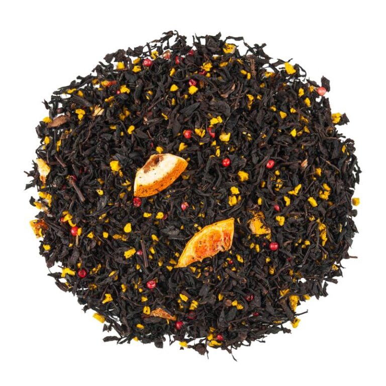 Liść czarnej herbaty z suszonymi owocami i przyprawami na białym tle, widok z góry.