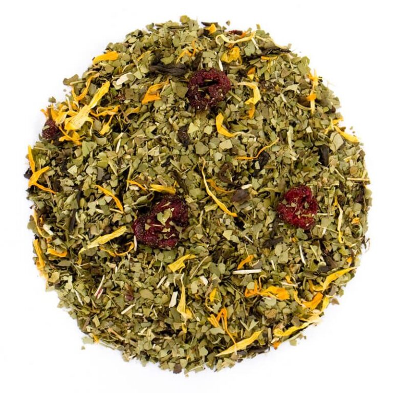 Mieszanka ziół i suszonych owoców na białym tle, idealna na herbaty ziołowe.