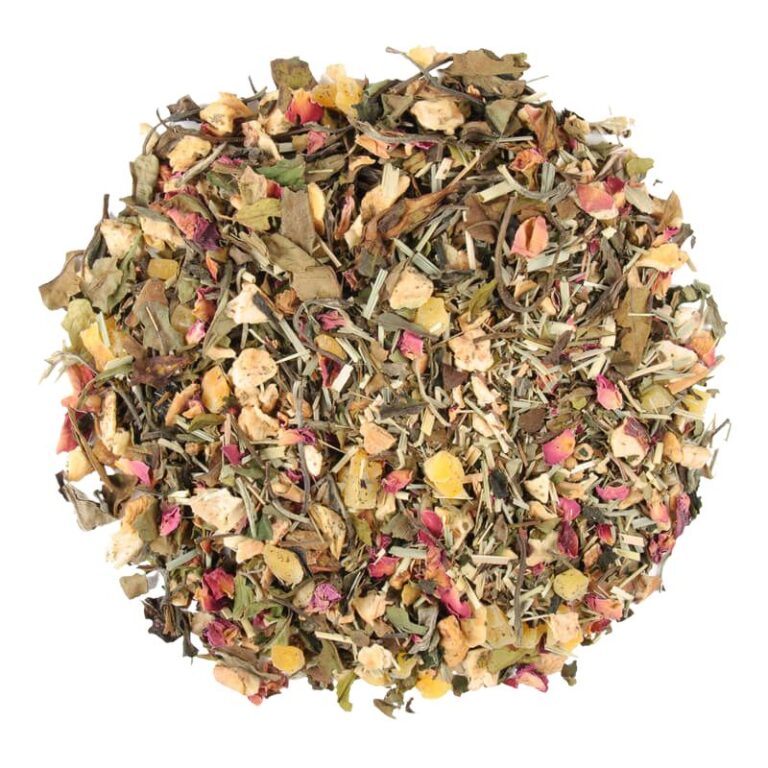 Suszone liście herbaty z owocami i ziołami, ukazane na białym tle. Kolory zielony, różowy i beżowy dominują.