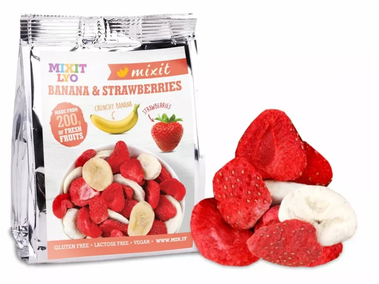 Opakowanie liofilizowanych bananów i truskawek Mixit z owocami na białym tle. Bez glutenu i laktozy, wegańskie.