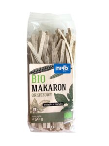 Opakowanie bio makaronu orkiszowego z bazylią, 250 g, na białym tle.