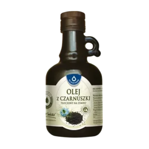 Butelka oleju z czarnuszki tłoczonego na zimno o ciemnym kolorze, etykieta z kwiatem czarnuszki.