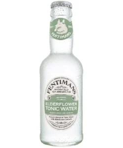 Butelka toniku Fentimans Elderflower Tonic Water, chłodna zewnętrzna etykieta na zielono, wektorowe wykończenie.