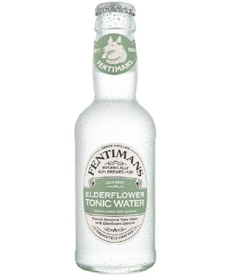 Butelka toniku Fentimans Elderflower Tonic Water, chłodna zewnętrzna etykieta na zielono, wektorowe wykończenie.