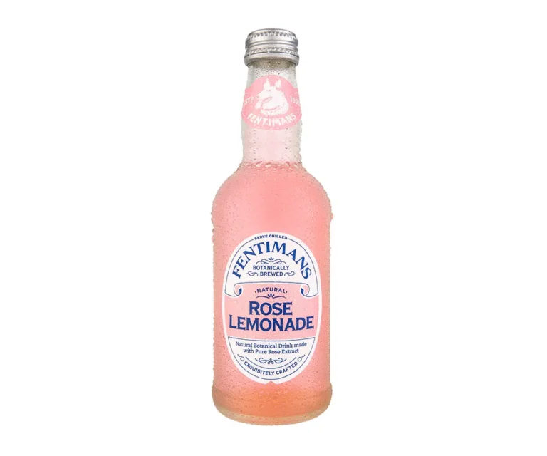 Różowa lemoniada w szklanej butelce z etykietą Fentimans Rose Lemonade.