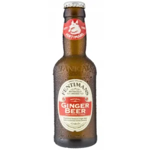 Butelka piwa imbirowego Fentimans z etykietą w kolorze czerwonym, na białym tle.