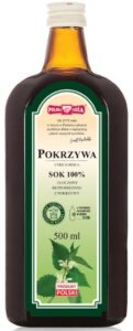 Butelka soku z pokrzywy 500 ml, Produkt Polski, na białym tle.