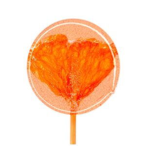 Pomarańczowy lizak z żelkiem w kształcie serca, o przezroczystej strukturze na białym tle.