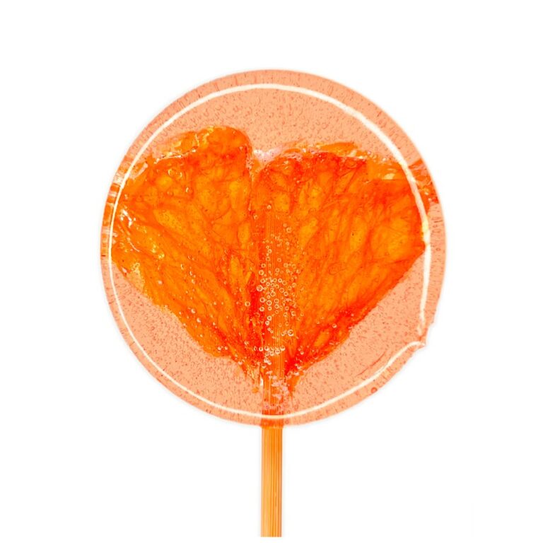 Pomarańczowy lizak z żelkiem w kształcie serca, o przezroczystej strukturze na białym tle.