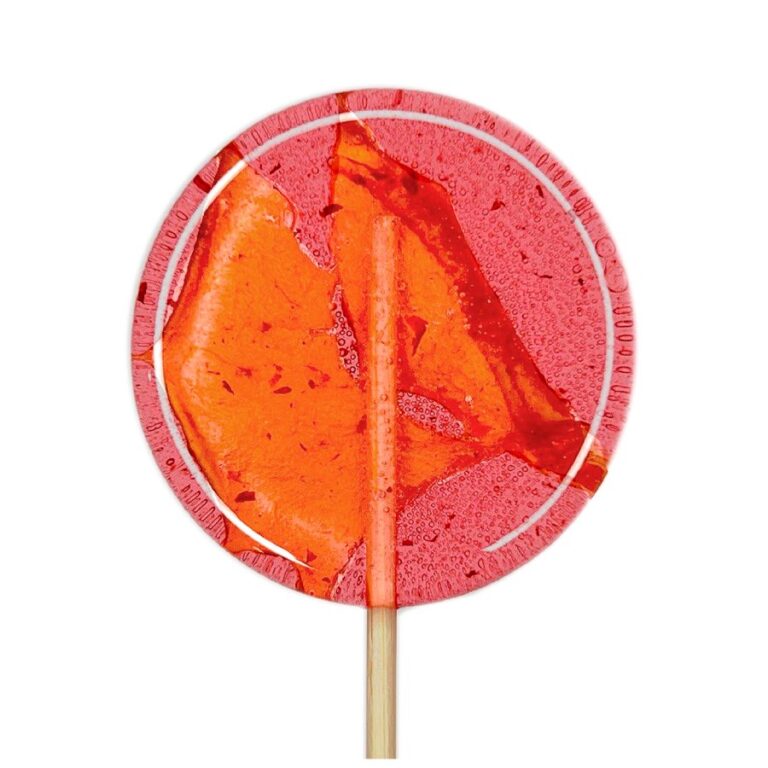 Czerwony lizak o smaku papryczki chili na patyku, na białym tle.